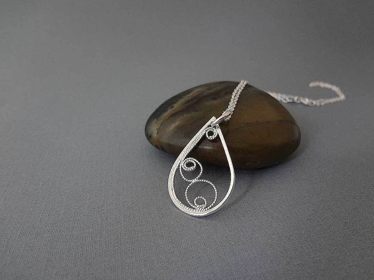 filigree-tear-drop-necklace